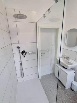 Hair dryer, towels, soap, toilet paper - Studio 1 - Apartments at the castle (Oberschleißheim)