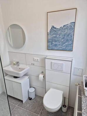 Haartrockner, Handtücher, Seife, Toilettenpapier