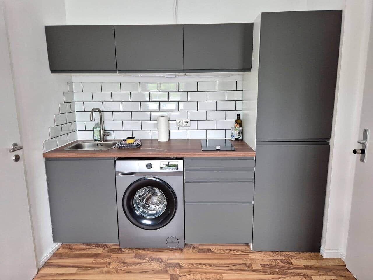 Jääkaappi, mikroaaltouuni, liesi, astianpesukone