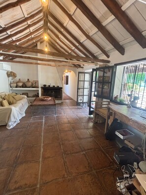 Interior - Chalet 'Finca El Búho Oak Natural Park' with Natural Park Views, Wi-Fi & Air Conditioning (Cañada Real)