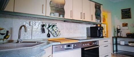 Een koelkast, een magnetron, een oven, een kookplaat