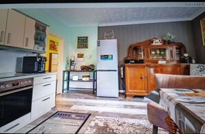 Kühlschrank, Mikrowelle, Ofen, Herdplatte