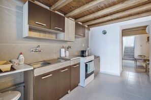 Refrigerador, horno, parrilla de estufa y cafetera y tetera 