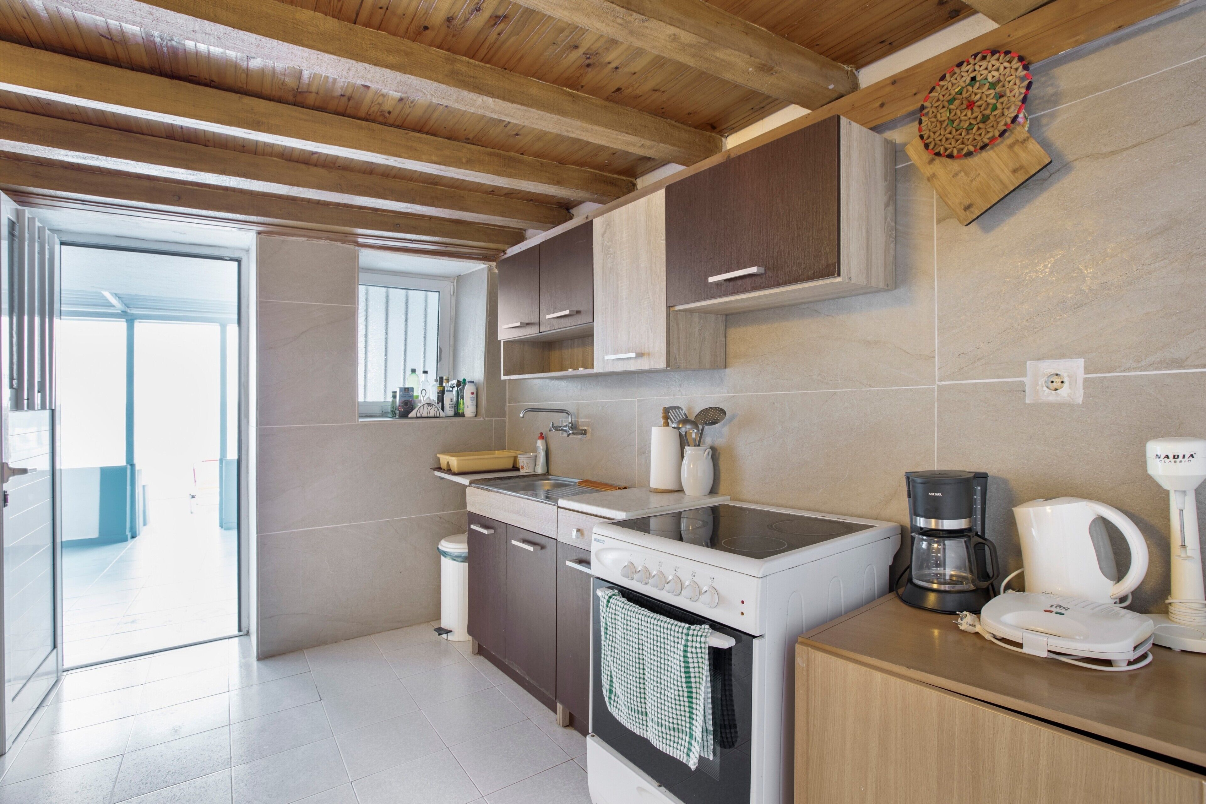 Fridge, oven, stovetop, coffee/tea maker