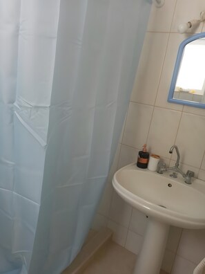 Regadera, secadora de cabello, toallas 