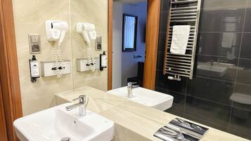 Dobbeltrom – standard, byutsikt | Bad