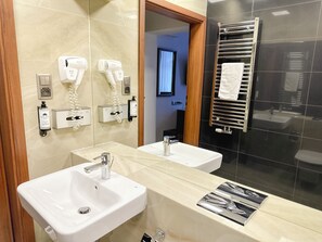 Standard Double Room, City View | Bathroom - Hotel Pruski Orneta (Orneta)