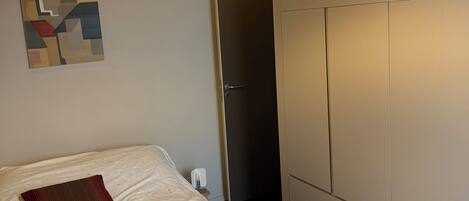 2 slaapkamers, een strijkplank/strijkijzer, gratis wifi, beddengoed