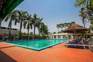 Una piscina al aire libre