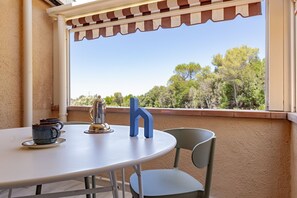 Dining - Discover the joy of a holiday in Castiglioncello, surrounded by nature and overlooking the stunning Etruscan Coast.Our apartment is located in a seaside residence with direct access to a private beach and a pool, perfect for relaxing between dips. Scenic (Rosignano Marittimo)