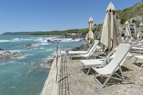 Discover the joy of a holiday in Castiglioncello, surrounded by nature and overlooking the stunning Etruscan Coast.Our apartment is located in a seaside residence with direct access to a private beach and a pool, perfect for relaxing between dips. Scenic