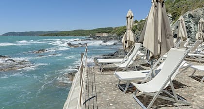 Discover the joy of a holiday in Castiglioncello, surrounded by nature and overlooking the stunning Etruscan Coast.Our apartment is located in a seaside residence with direct access to a private beach and a pool, perfect for relaxing between dips. Scenic