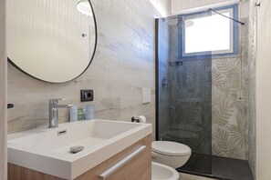 Shower, bidet, towels