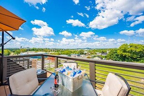 Exterior - 10 Min to DT - Rooftop Garage Firepit W D (Nashville)