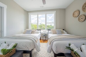 Apartment | 2 bedrooms - 10 Min to DT - Rooftop Garage Firepit W D (Nashville)