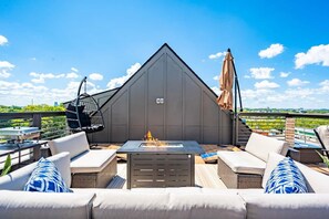A rooftop terrace with a fire pit, outdoor seating, and a view of the city skyline. - 10 Min to DT - Rooftop Garage Firepit W D (Nashville)