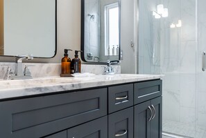 Apartment | Bathroom - Modern Nashville Townhouse Rooftop Garage (Nashville)