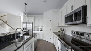 House | 3 bedrooms - 1 King 1 Queen 2 Double Garage Washer Dryer (Old Hickory)