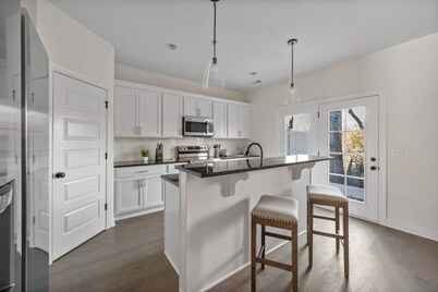 1 King 2 Queens Garage Yard Washer Dryer