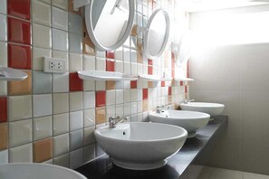 Dusche, Bidet, Handtücher