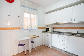 Fridge, oven, stovetop, dishwasher