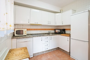Fridge, oven, stovetop, dishwasher