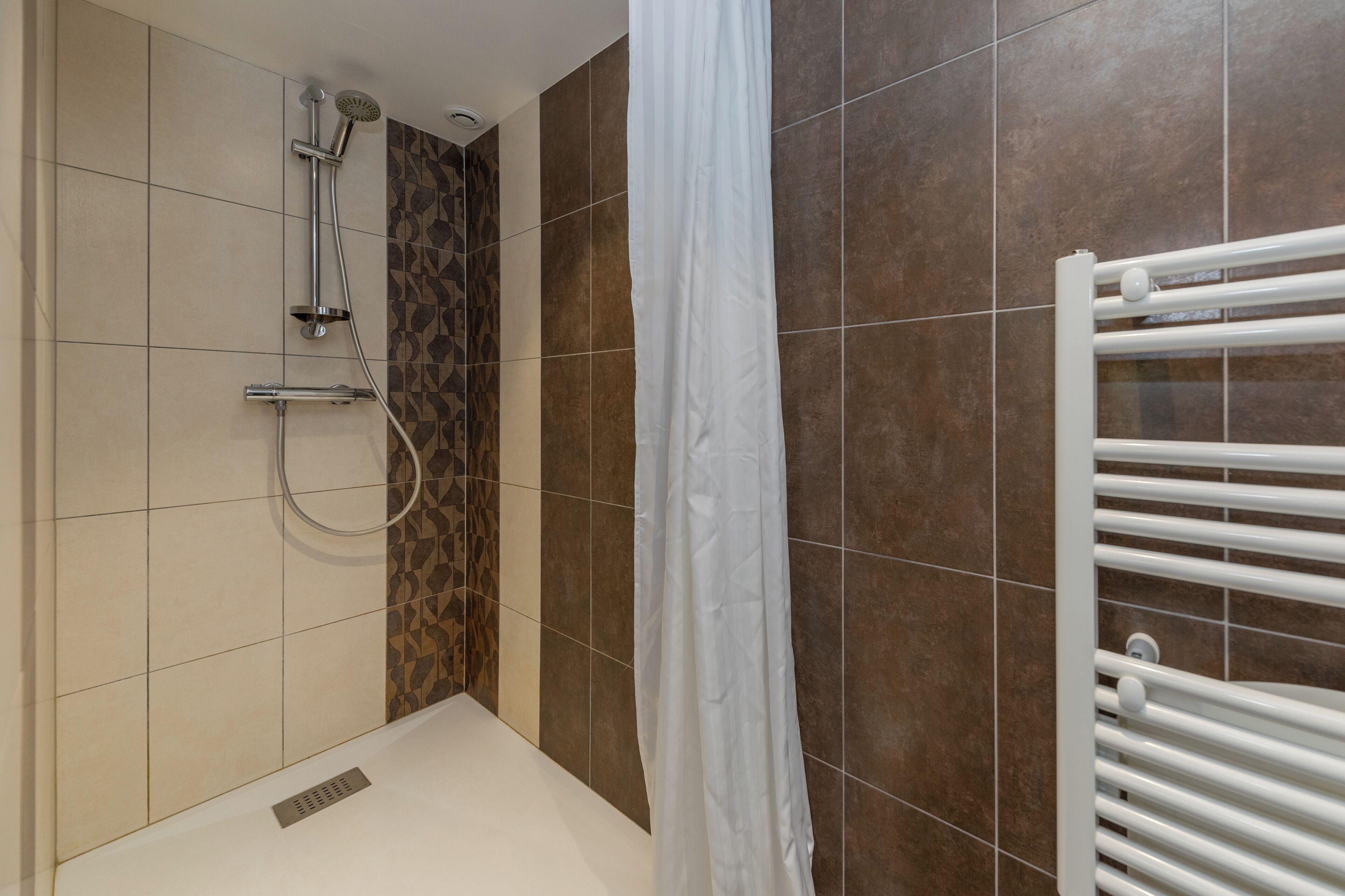 Een douche, handdoeken