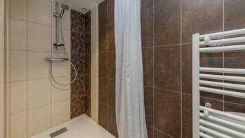 Een douche, handdoeken
