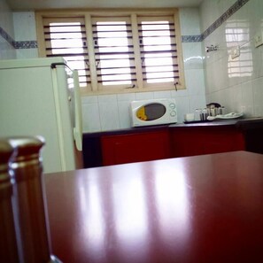 Executive Apartment, 2 Bedrooms | Private kitchen