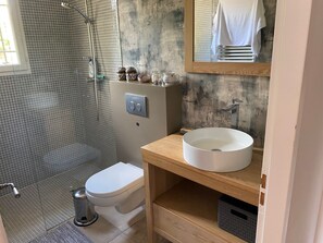 SĂšche-cheveux, serviettes fournies, savon, papier toilette