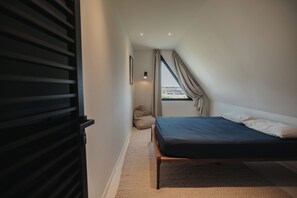 4 bedrooms, iron/ironing board, travel cot, free WiFi