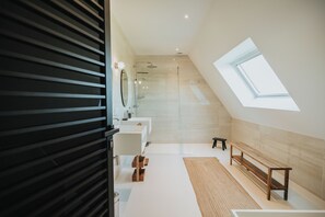 Dusche, Haartrockner, Handtücher, Seife