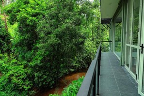 Tweepersoonskamer, balkon, uitzicht op rivier | Terras