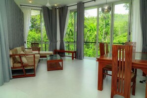 Habitación doble, balcón, vista al río | Área de sala de estar
