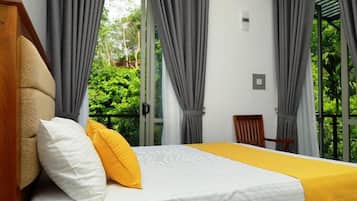 Habitación doble, balcón, vistas al río | Caja fuerte, escritorio, espacio para trabajar con un portátil