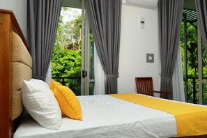 Dobbeltrom, balkong, elveutsikt | Safe på rommet, skrivebord, skrivebord for bærbar PC og lydisolert