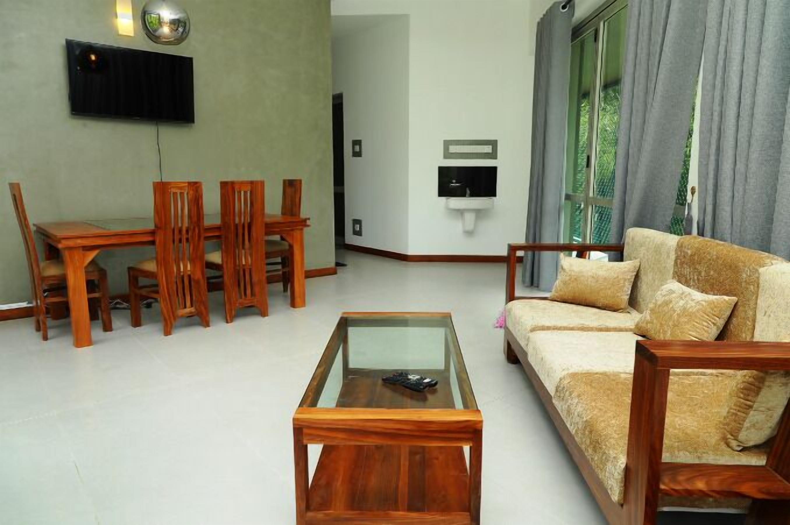Double Room, Balcony, River View | Living area
