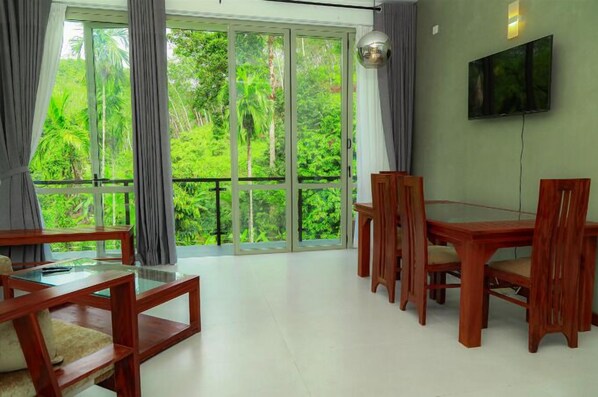 Doppelzimmer, Balkon, Flussblick | Wohnbereich