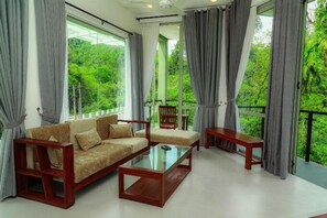 Double Room, Balcony, River View | Living area