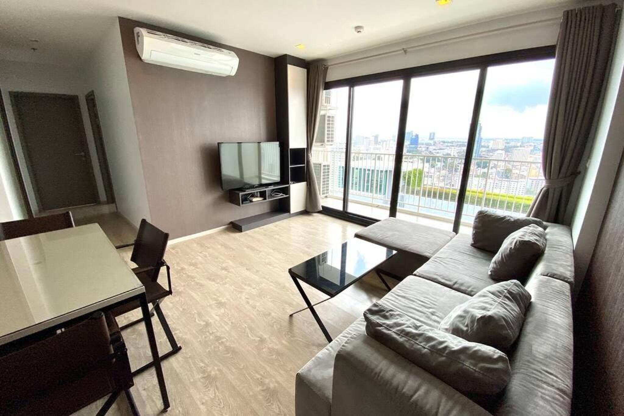 Apartment, 2 Bedrooms, Accessible, Smoking | Living room