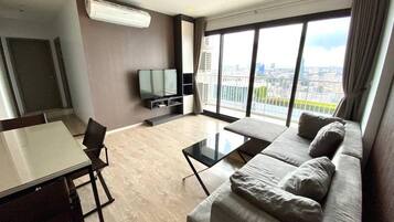 Apartment, 2 Bedrooms, Accessible, Smoking | Living room