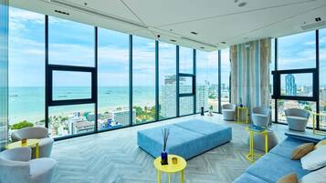 Apartment, 2 Bedrooms, Accessible, Smoking | Living room