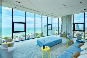 Apartment, 2 Bedrooms, Accessible, Smoking | Living room
