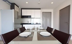 Apartment, 2 Bedrooms, Accessible, Smoking | Dining room