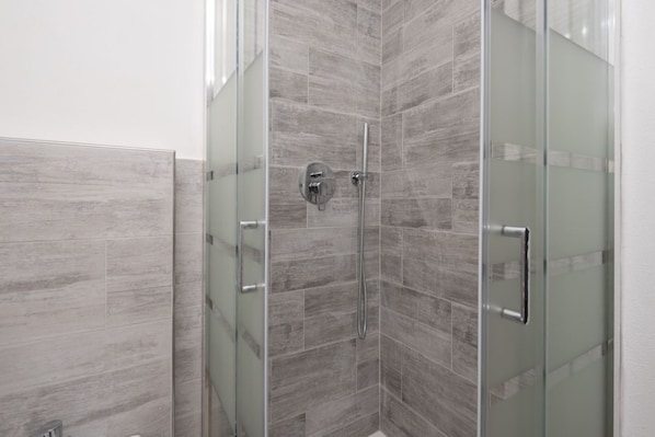 Shower, free toiletries, hair dryer, bidet