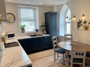 雪櫃、微波爐、焗爐、洗碗機