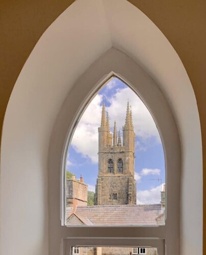 The Old Chapel Tideswell Peak District - 2 ensuite bedrooms- private parking