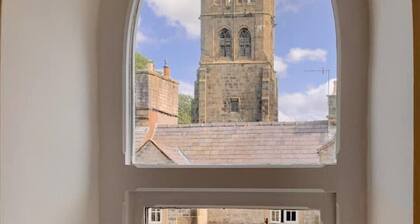 The Old Chapel Tideswell Peak District - 2 ensuite bedrooms- private parking