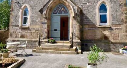 The Old Chapel Tideswell Peak District - 2 ensuite bedrooms- private parking