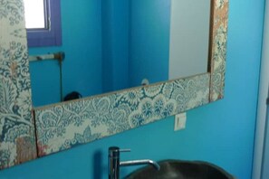 Douche, sèche-cheveux, serviettes fournies, savon